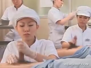 Ýaşlar aziýaly nurses rubbing shafts for ak döl saglyk ekzamen