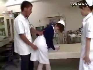 Enfermeira obtendo dela cona rubbed por professor e 2 enfermeiras em o surgery