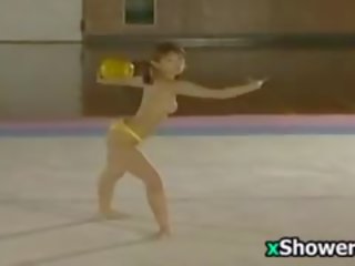 Azjatyckie athlete performs topless i prysznice