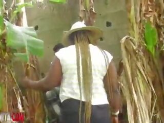 Rodrigo pillada follando dos atractivo local africana negra con vagina hermanas farming en public&comma; él casi matar ellos con su grande peter