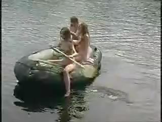 Três marvellous meninas nua meninas em o selva em barco para pica-pau caçar