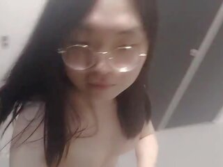 74711879 sobrang laking mga suso transeksuwal jerks may cums sa elebeytor