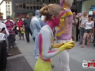 Grupo de nu pessoas obter painted em frente de publ