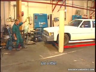 3 hohlbohrer mit riesig muskeln und groß hähne mit gruppe erwachsene film bei arbeit