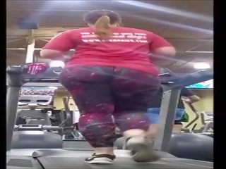 Jiggly pantat rambut pirang pawg di treadmill