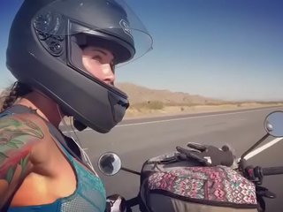 Felicity feline motorcycle deity cabalgando aprilia en sujetador