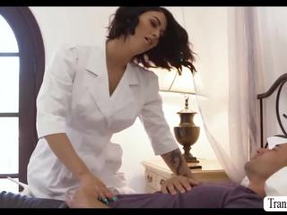 Gab 있다 x 정격 비디오 와 매력 티소녀 간호사 domino 에 그의 침대