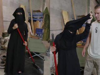 Tour no pakaļa - musulmaņu sieviete sweeping grīda izpaužas noticed līdz kaislīgas amerikāņi soldier