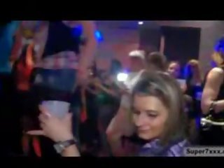 Dewasa video majlis dalam malam kelab dengan cocksucking