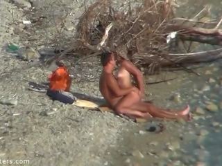 Fantástico dúo disfruta bueno porno tiempo en nudista playa camara espia