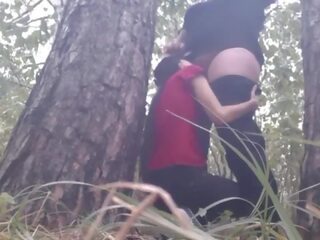 Nós hid sob um árvore a partir de o chuva e nós teve xxx filme para manter caloroso - lésbica illusion meninas