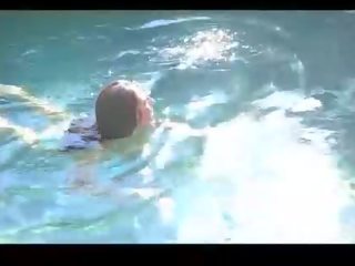 Zoey extraordinary brunette med utrolig kroppen svømming i bikinis og blinkende rumpe