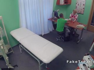 Bjonde infermiere fucks i madh penis në zyrë në falso spital