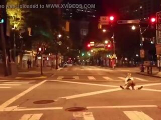 Clown krijgt penis zoog in midden- van de straat