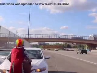 Gibby la clown baise juteux tee sur atlantaã¢ââs plus populaire highway