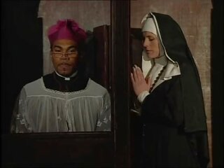 E pisët murgeshë bythë fucked nga një e zezë priest në the confessional