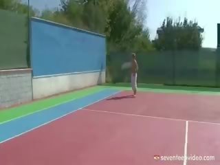 Blondin tennis husmor