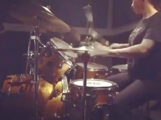 Felicity feline drumming في صوت studios