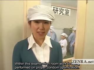 Subtitriem apģērbta sievete kails vīrietis japāna prezervatīvs laboratory handjob pētniecība