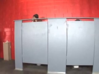 Două beat amicii acțiuni unul negru escorta în toaleta