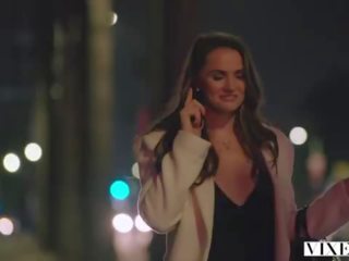 Μέγαιρα janice griffith και ivy wolfe sneak σε αυλή για nighttime πισίνα διασκέδαση