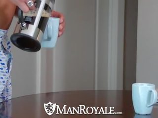 Manroyale dik piemel met een beker van coffee