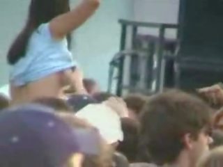 Perempuan mendapat beliau payu dara menyentuh semasa konsert