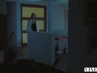 Fúria janice griffith a brečtan wolfe sneak do zadný dvorček pre nighttime bazén zábava