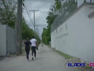 คนผิวดำ บน cops กลางแจ้ง สาธารณะ เพศ ฟิล์ม ด้วย นมโต ขาว grown-up ทารก