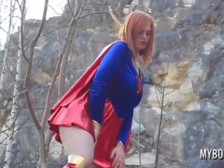 Alexsis faye buah dada besar superwoman berpakaian menyerupai karakter di luar bermain
