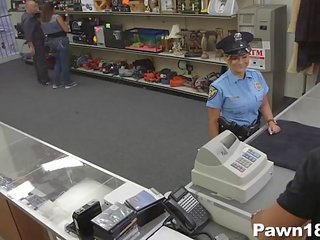 Überlegen polizist geht dreckig für bargeld
