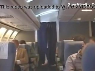 Flugbegleiterin und japanisch jungen fick auf ebene