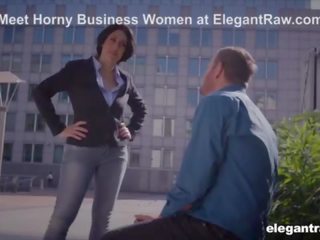 Kinh doanh người phụ nữ én trong khi làm việc