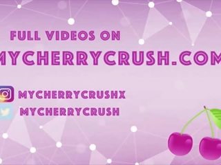 Svůdný kořist škádlení v kalhotky a masturbuje s hračky - cherrycrush