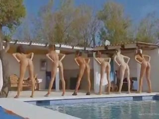 Seven naken jenter som en militær video