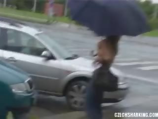 Checa aficionado niñas sharked en la calles