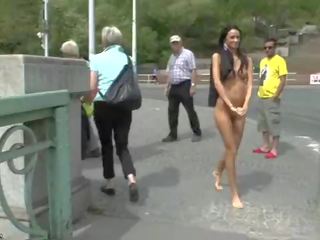 スリム ティーン マルチナ ビデオ 彼女の 魅力的 ボディ で 公共