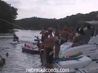 Hemgjort mov av parten vid cove lake av den ozarks