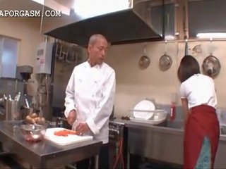 Asiatisk servitrise blir pupper grabbed av henne sjef ved arbeid