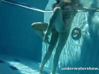 Zuzanna و لوسي لعب تحت الماء