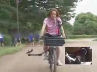 Japonská přítelkyně masturbated zatímco na koni a specially modified pohlaví klip bike!