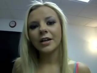 Blondinė bomba bree olson suteikia a arti į viršų apie jos saldus pagrobimas esamas pakliuvom