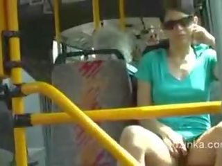 Zuzinka touches haarzelf op een bus