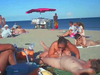 Milf klappen haar adolescent op naakt strand door voyeurs