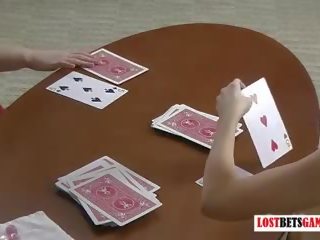 Zwei verlockend milfs spielen ein spiel von streifen blackjack