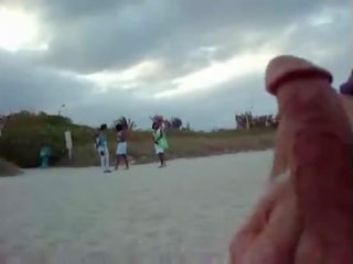 Awam wanita berpakaian dan lelaki bogel/ cfnm beach-jerker-stroke dan air mani untuk pantai