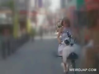 Asyano tinedyer manika pagkuha puke pamamasa habang pagsakay ang bike