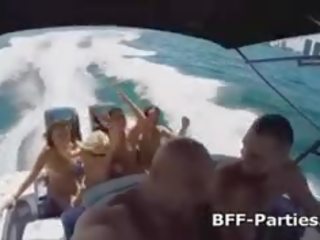 A foder quatro tremendous adolescentes em biquíni em um barco