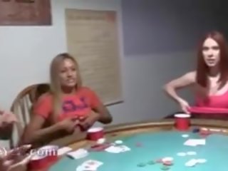 Tineri adolescenți futand pe poker noapte