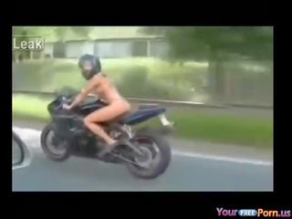 Desnuda en motorcycle